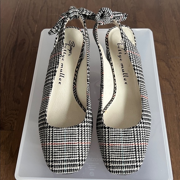 Bettye Muller Houndstooth Slingback Block
Heels - Picture 4 of 12